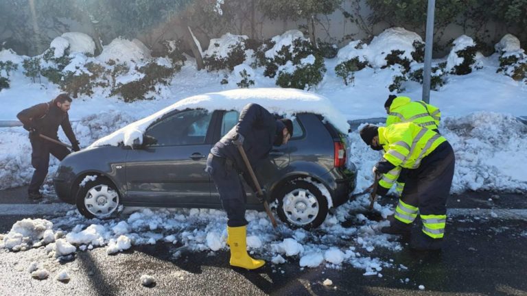 Εργασία, εκπαίδευση, αγορά, εμβολιασμοί, συγκοινωνίες: Πώς λειτουργούν Αττική & Κρήτη