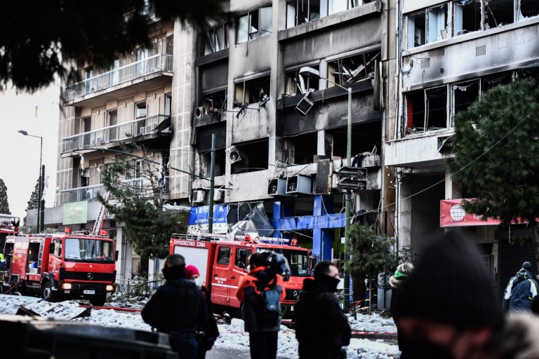 Διαρροή αερίου η πιθανότερη αιτία της έκρηξης στη Συγγρού- Ζημιές και σε κτίριο της Περιφέρειας Αττικής (video)