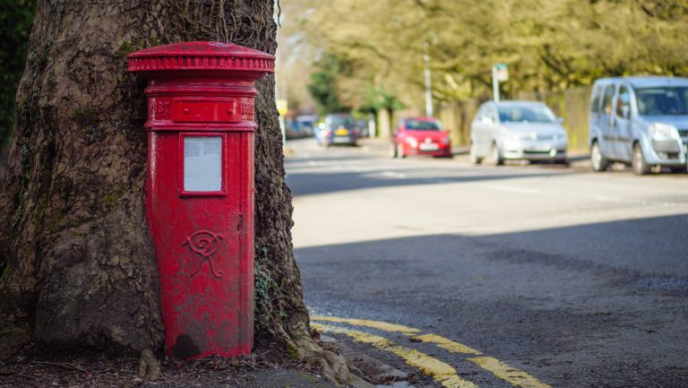 Βρετανία: Ολοένα και εξαφανίζονται τα παλιά γραμματοκιβώτια – Η εξήγηση