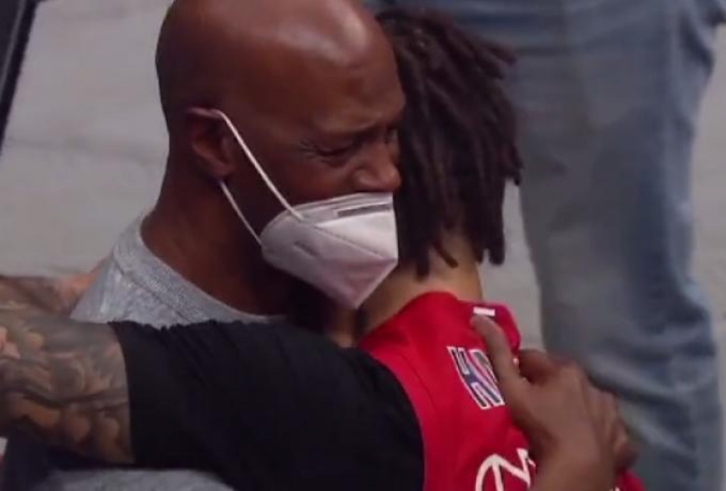 Η αγκαλιά του Χάκετ με τον δακρυσμένο πατέρα του μετά το τέλος του ματς (video)