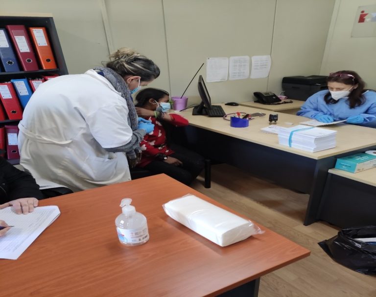 Εμβολιάζονται παιδιά των Ρομά στον Τύρναβο με το πρόγραμμα «Υγεία για όλους»