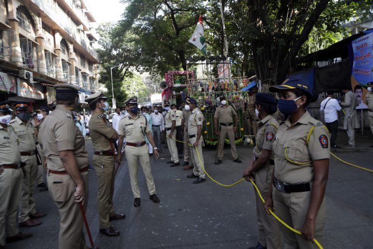 Ινδία: Ένδεκα συλλήψεις μετά τον ομαδικό βιασμό μιας 21χρονης στον δρόμο
