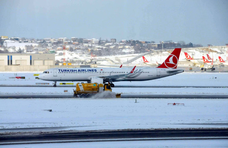 Κωνσταντινούπολη: Σταδιακή ομαλοποίηση των αεροπορικών πτήσεων μετά τη χιονοθύελλα