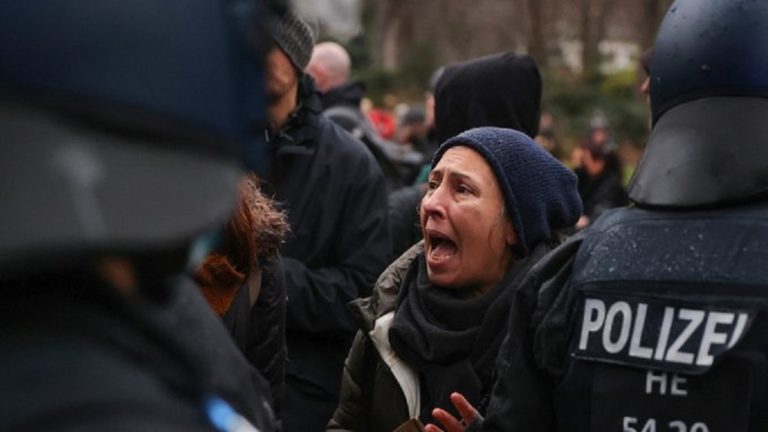 Γερμανία: Επεισόδια σε νέα διαδήλωση κατά των περιοριστικών μέτρων