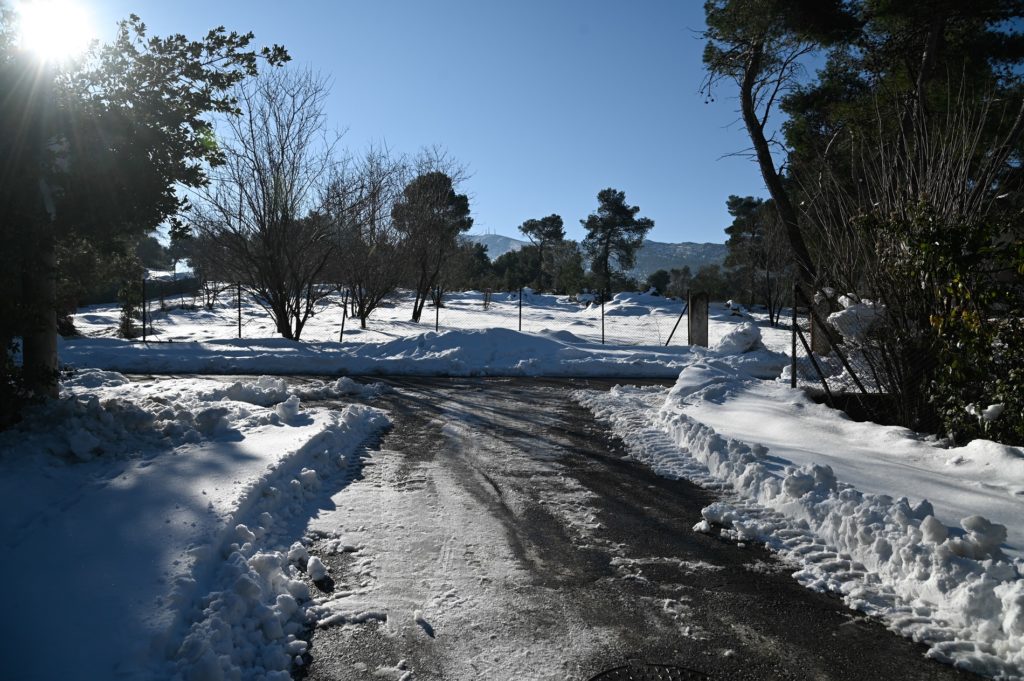 Κλειστοί λόγω χιονιού δρόμοι και στενά – Κίνδυνος πλημμυρών λόγω βροχοπτώσεων
