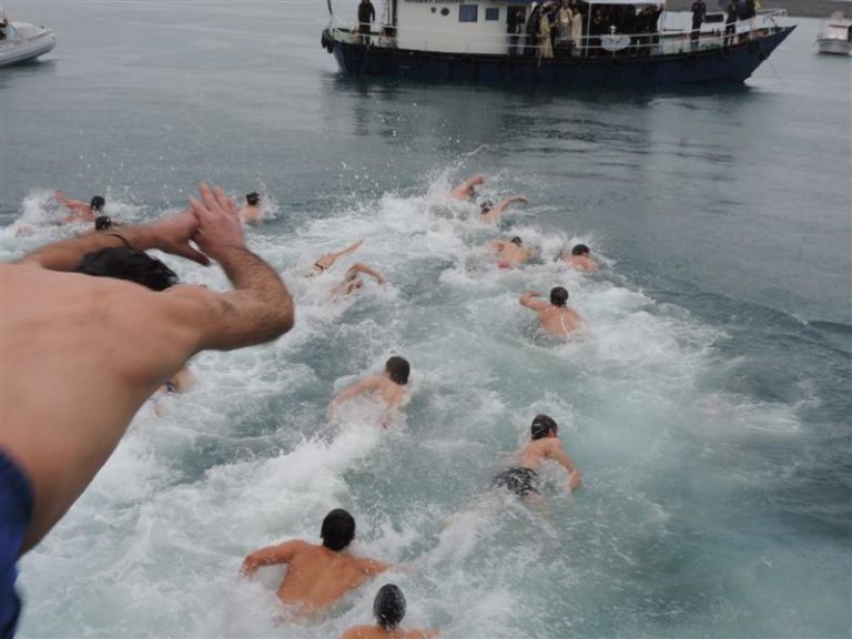 Καλαμάτα: Κανονικά ο Αγιασμός των υδάτων στο λιμάνι με αυστηρά μέτρα προστασίας