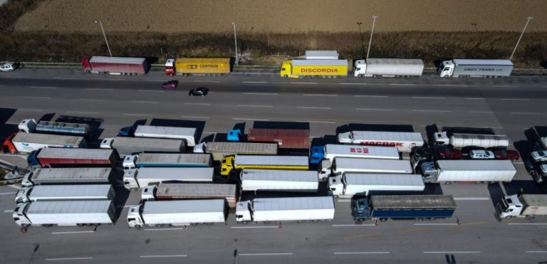 Άνοιξαν και για τα φορτηγά οι δρόμοι σε Πιερία και Ημαθία