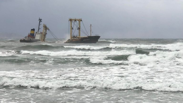 Επιβεβαιώθηκαν οι φόβοι για ρύπανση στον κόλπο Κισάμου από την προσάραξη πλοίου (ηχητικό-βίντεο)