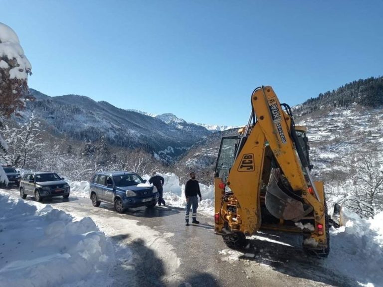 Μηχανήματα της Περιφέρειας Θεσσαλίας ανοίγουν το δρόμο για τα συνεργεία της ΔΕΗ 