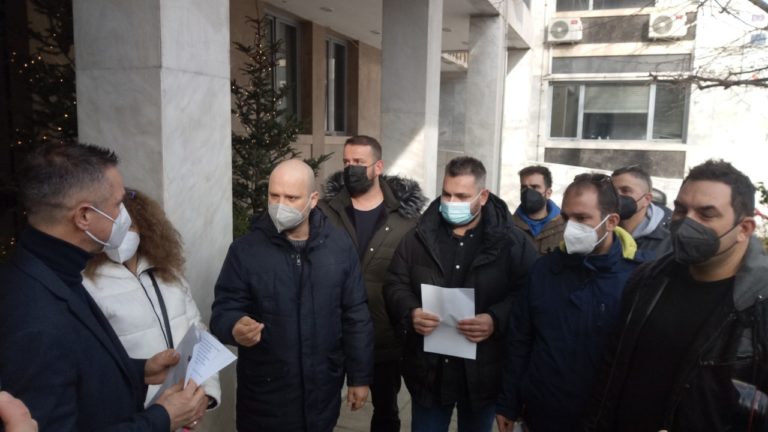Διαμαρτυρία μουσικών και εργαζομένων στην εστίαση για τα νέα μέτρα στην Περιφέρεια Θεσσαλίας