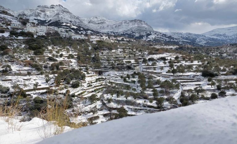 Στα λευκά οι Κυκλάδες – Πυκνό χιόνι στο Αιγαίο (video)