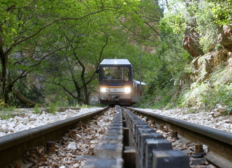 Καλάβρυτα: Κατολισθήσεις σταμάτησαν συρμό του Οδοντωτού – Εγκλωβίστηκαν 90 επιβάτες