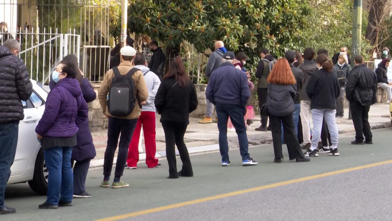 Πρωτοχρονιά με ουρές για PCR και rapid test σε φαρμακεία και κέντρα υγείας