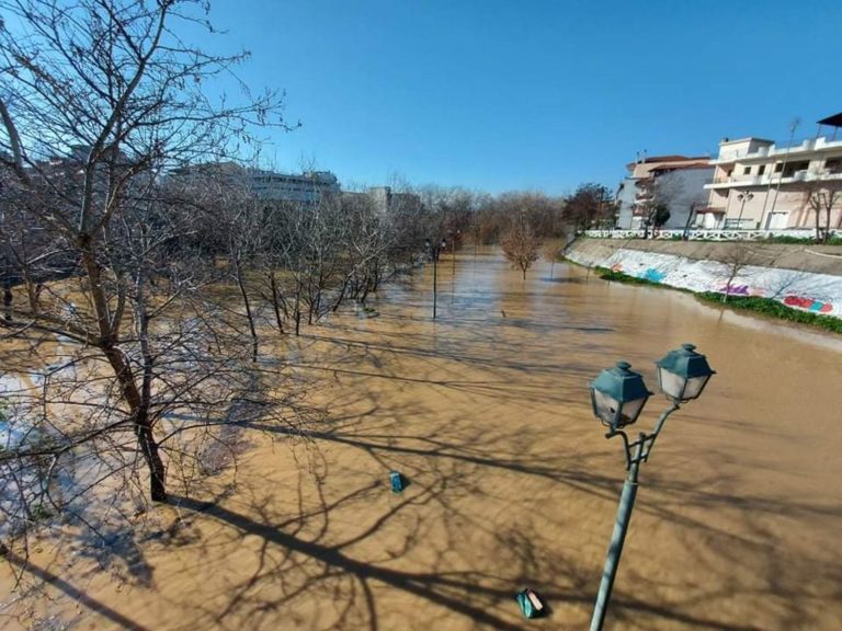 Υπερχείλισε ο Πηνειός και μέσα στη πόλη της Λάρισας