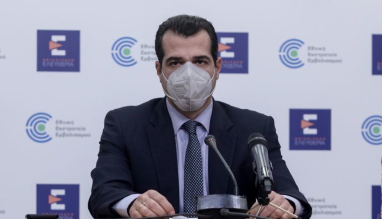 Πλεύρης: «Παραμένουν ως έχουν τα μέτρα στα γήπεδα – Θα επανεξεταστούν την επόμενη εβδομάδα»