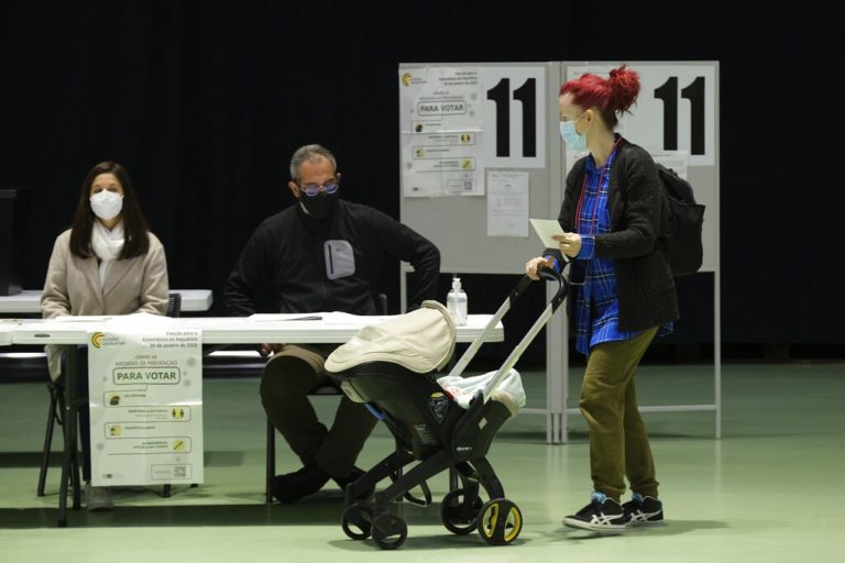 Οι Πορτογάλοι προσέρχονται σήμερα στις κάλπες για τις πρόωρες βουλευτικές εκλογές