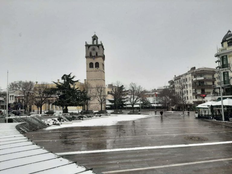 Χιονίζει στην Κοζάνη – Με αλυσίδες η κίνηση σε Καστανιά και Πεντάλοφο