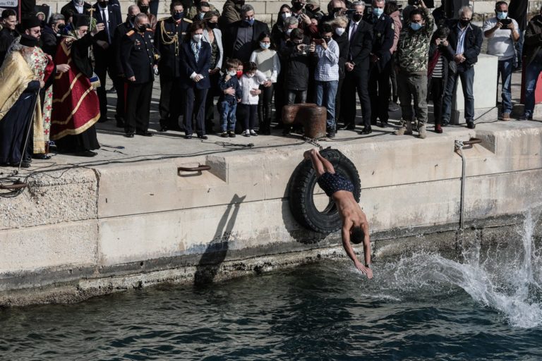K. Σακελλαροπούλου: Καλή φώτιση για ένα μέλλον πιο υπεύθυνο, αισιόδοξο