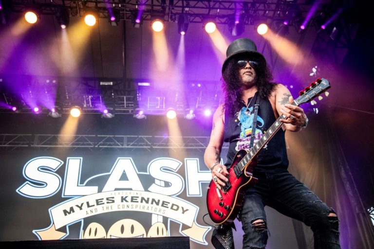 Slash: Κυκλοφόρησε το single του “Call Off the Dogs” από το επερχόμενο άλμπουμ “4”