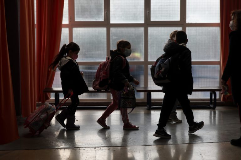 Κορονοϊός – ΕΟΔΥ: Τα μέτρα στα σχολεία απέτρεψαν την έξαρση της διασποράς στα παιδιά