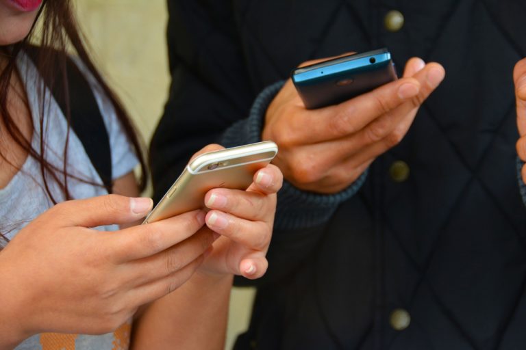 Έρευνα: Οι άνθρωποι αφιερώνουν το ένα τρίτο του χρόνου τους στα κινητά τηλέφωνα