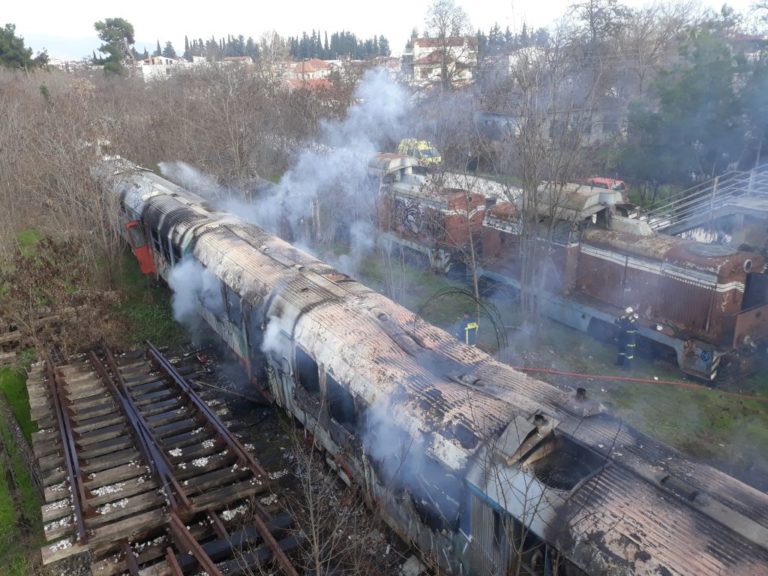 Φωτιά σε εγκαταλελειμμένα βαγόνια στη Λάρισα