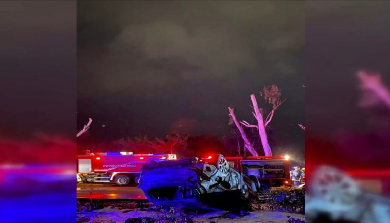 Τροχαίο ατύχημα στη Λ. Ποσειδώνος – Τυλίχτηκε στις φλόγες αυτοκίνητο με τρεις επιβάτες