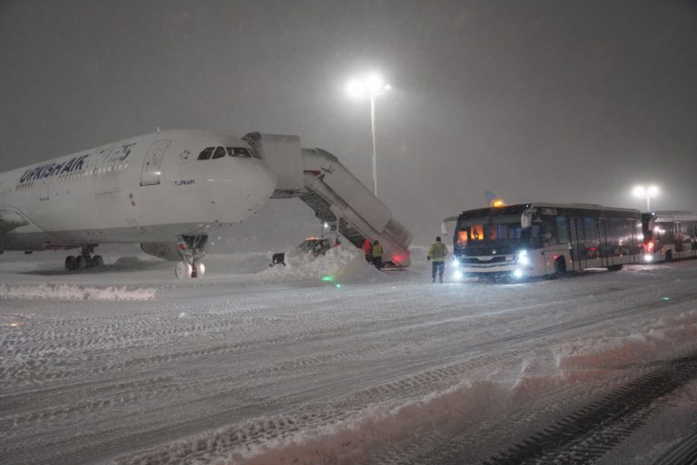 Τουρκία: Η σφοδρή χιονόπτωση έκλεισε το διεθνές αεροδρόμιο της Κωνσταντινούπολης