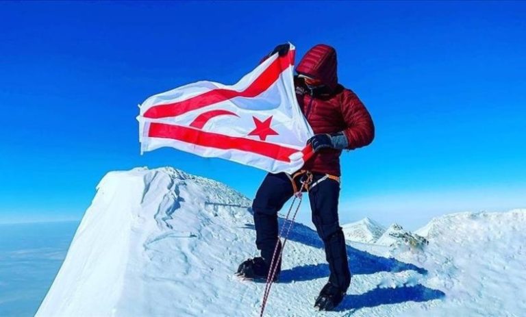 Καταπλακώθηκε από χιονοστιβάδα ο ορειβάτης που ύψωσε τη σημαία του ψευδοκράτους στην Ανταρκτική