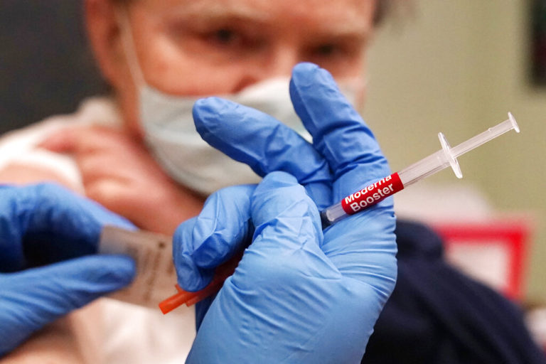 CDC – Έρευνες: Αναγκαίες οι ενισχυτικές δόσεις των εμβολίων για την καταπολέμηση της Όμικρον