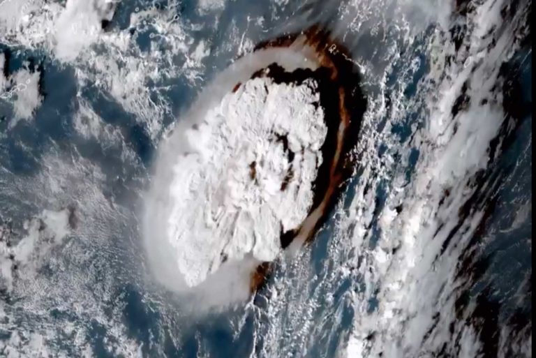 Τόνγκα: Tσουνάμι χτύπησε τα νησιά του Ειρηνικού λόγω έκρηξης υποθαλάσσιου ηφαιστείου – Συγκλονιστικές πρώτες εικόνες