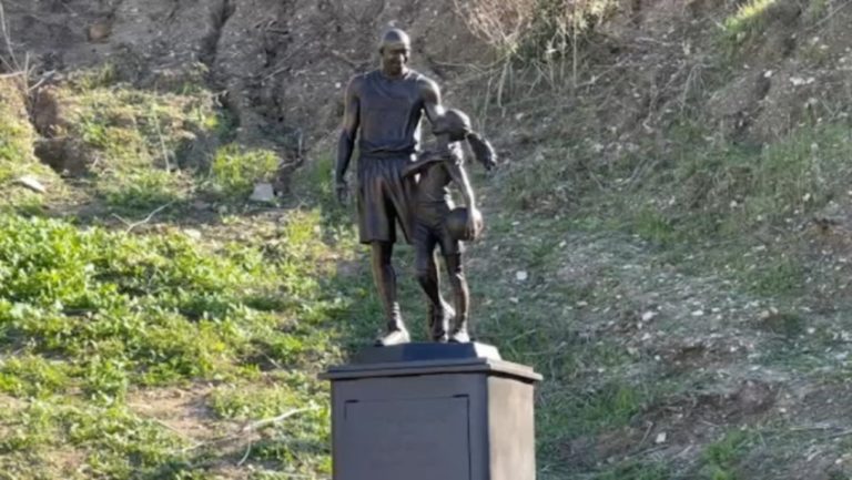 Άγαλμα του Κόμπι και της Τζιάνα στο σημείο της συντριβής
