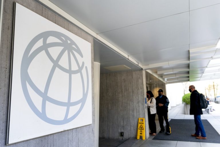 Παγκόσμια Τράπεζα: Προβλέπει επιβράδυνση της ανάπτυξης το 2022 λόγω της παραλλαγής Όμικρον