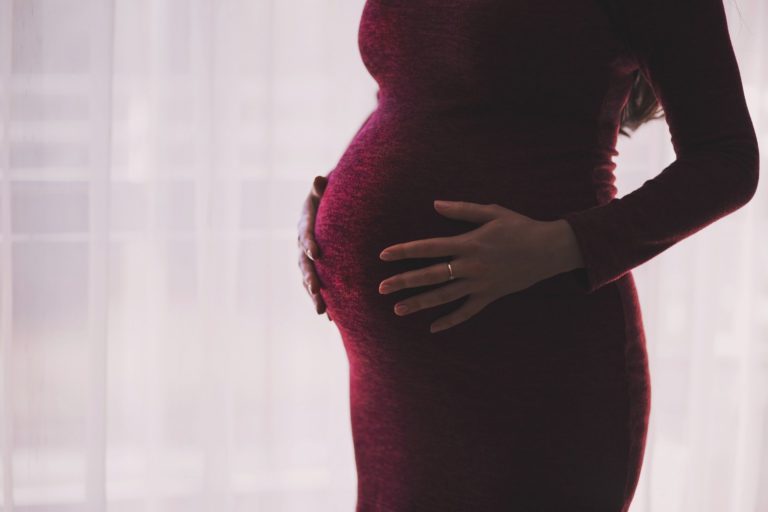 Μελέτη CDC: Το εμβόλιο κατά την εγκυμοσύνη δεν σχετίζεται με πρόωρο τοκετό και λιποβαρή νεογνά
