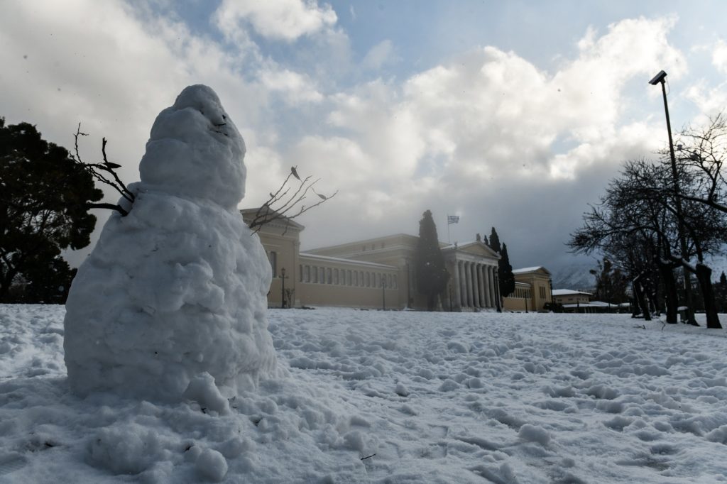 Ο καιρός με τον Παναγιώτη Γιαννόπουλο: Εξασθενούν τα χιόνια, παραμένουν οι χαμηλές θερμοκρασίες σήμερα