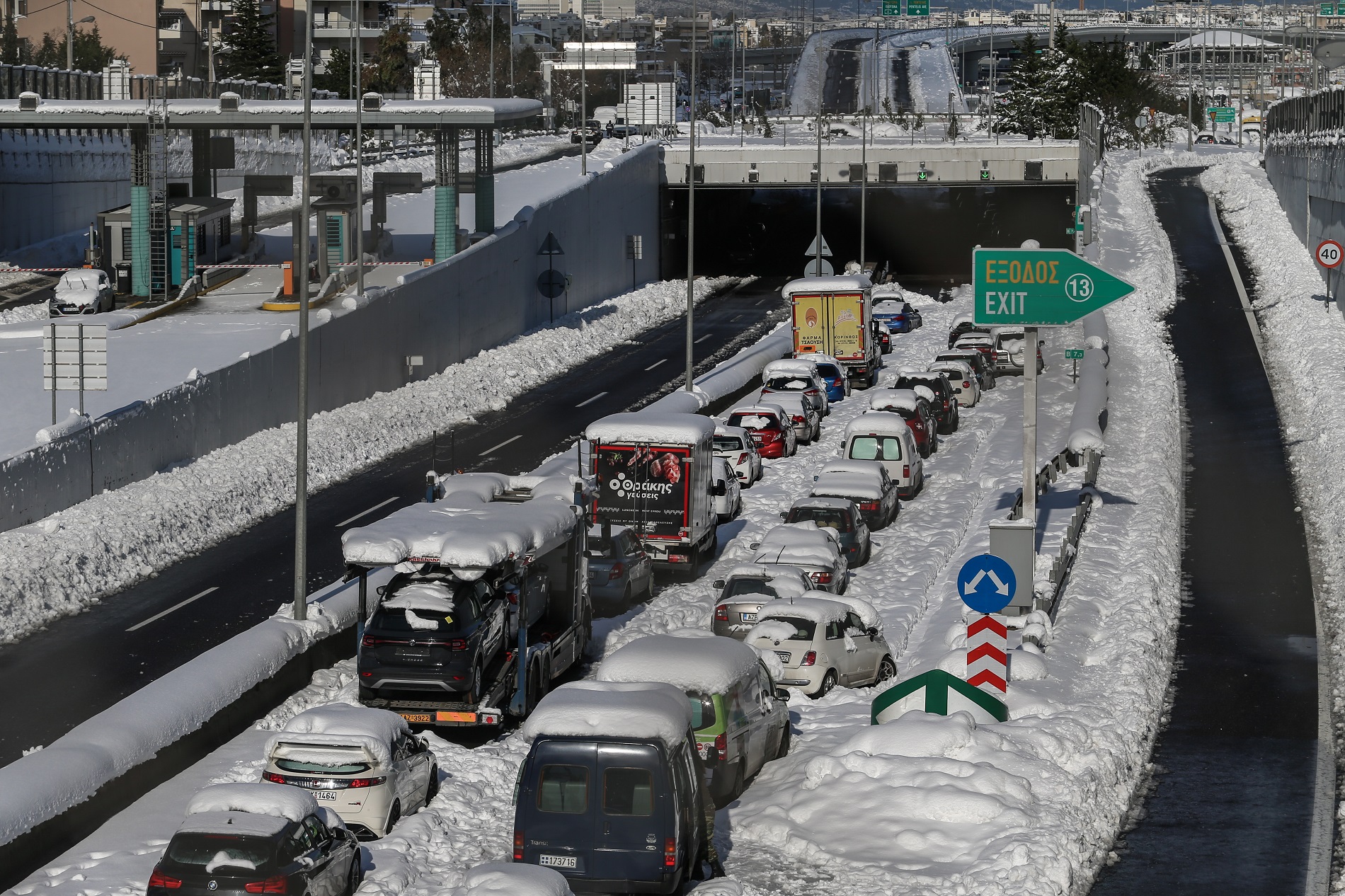 Ιστορικός χιονιάς – Γολγοθάς για τους εγκλωβισμένους οδηγούς σε Αττική Οδό (Live οι εξελίξεις)