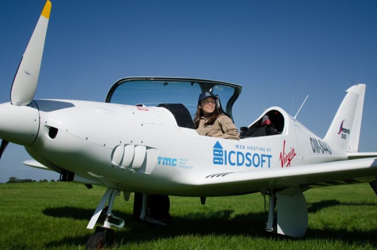 Στο Ηράκλειο η 19χρονη πιλότος που κάνει το γύρο του κόσμου με μονοκινητήριο αεροσκάφος (βίντεο)