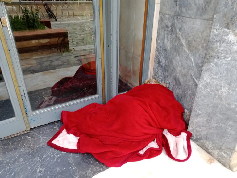 Βόλος: Γυναίκα ξεπαγιάζει σε είσοδο πολυκατοικίας – Αρνήθηκε να μεταφερθεί σε δομή