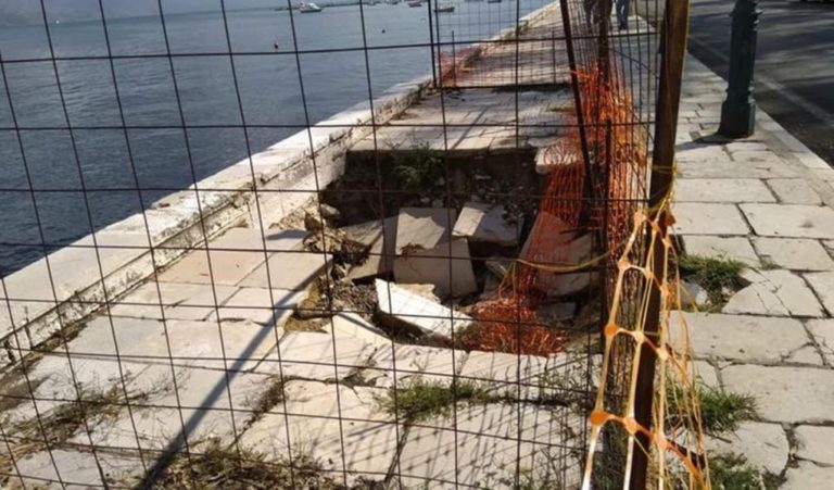 Κέρκυρα: Νέο κώλυμα για το παραλιακό πεζοδρόμιο στη Γαρίτσα