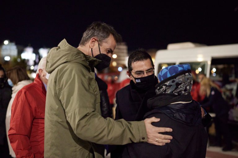 Επίσκεψη Κ. Μητσοτάκη σε αστέγους στο λιμάνι του Πειραιά