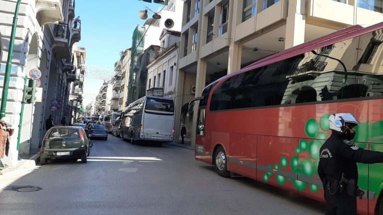 Πάτρα: Αυτοκινητοπομπή διαμαρτυρίας από τους ιδιοκτήτες τουριστικών λεωφορείων