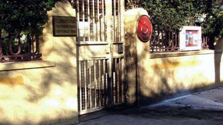 Πέταξε αυγό στο Τουρκικό Προξενείο της Ρόδου και συνελήφθη
