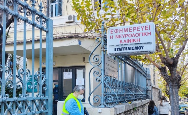 Συνεργεία του Δήμου Αθηναίων απολύμαναν εξωτερικούς χώρους και εισόδους 12 νοσοκομείων