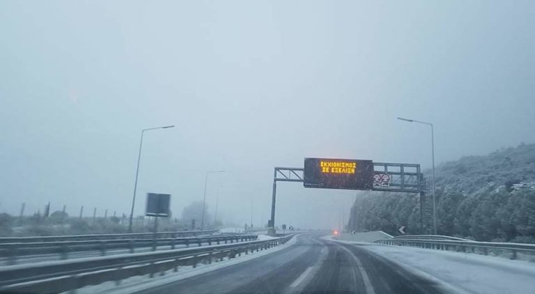 Ξεκίνησε η χιονόπτωση στην Περιφέρεια Πελοποννήσου – Προσπάθειες να μείνουν ανοιχτοί οι δρόμοι