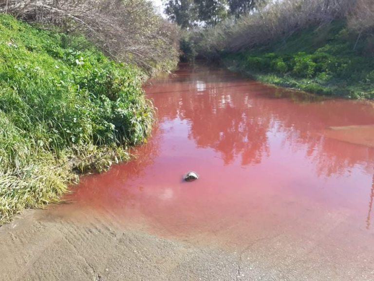Ηράκλειο: Κόκκινο νερό και έντονη οσμή στον Γεροπόταμο – Οργή των κατοίκων