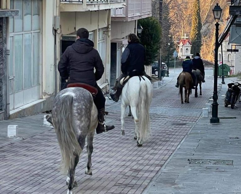 Κοζάνη: Οι καβαλάρηδες του Κρόκου συνεχίζουν μια παράδοση εδώ και 104 χρόνια