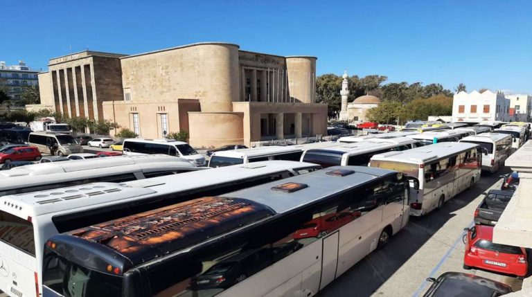Ρόδος: Συγκέντρωση διαμαρτυρίας των ιδιοκτητών τουριστικών λεωφορείων