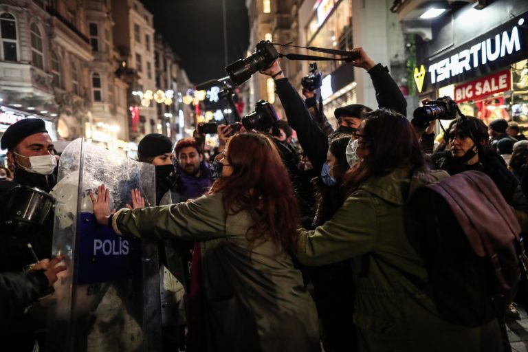 Τουρκία: Ταραχές και συλλήψεις σε διαδήλωση στην πλατεία Ταξίμ μετά την αυτοκτονία φοιτητή (video)