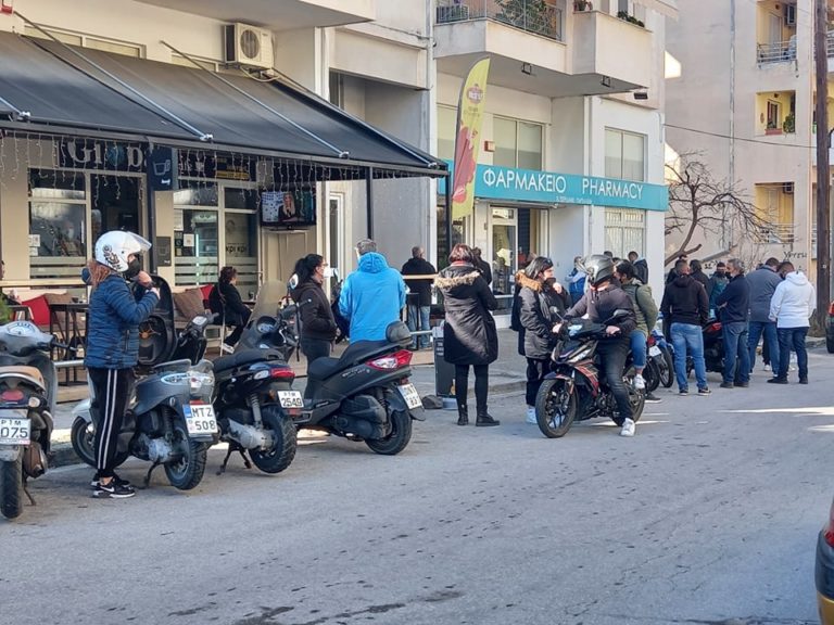 Μυτιλήνη: Ουρές στα φαρμακεία για rapid test (video)