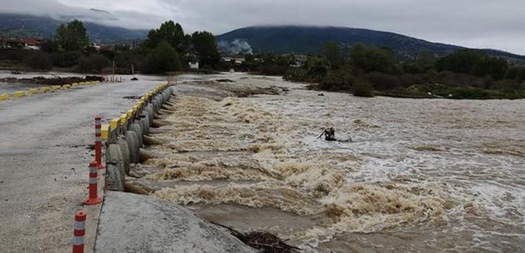 Λάρισα: Αυτοκίνητο παρασύρθηκε από φορτηγό στο Μεσοχώρι